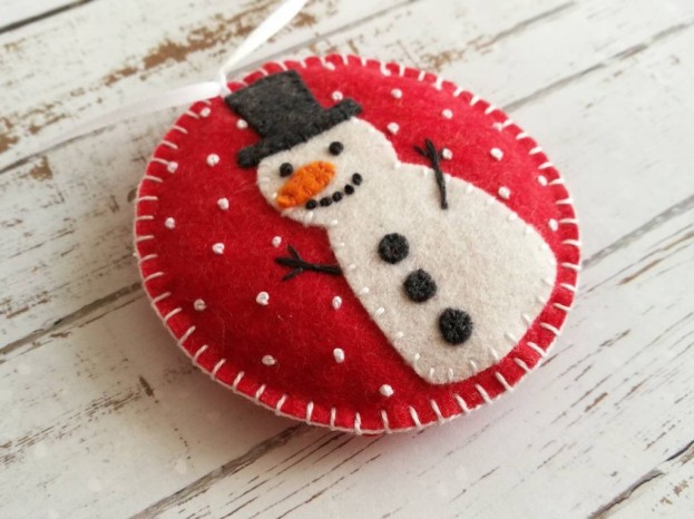 Božični okraski - snežak na rdečem ozadju - 