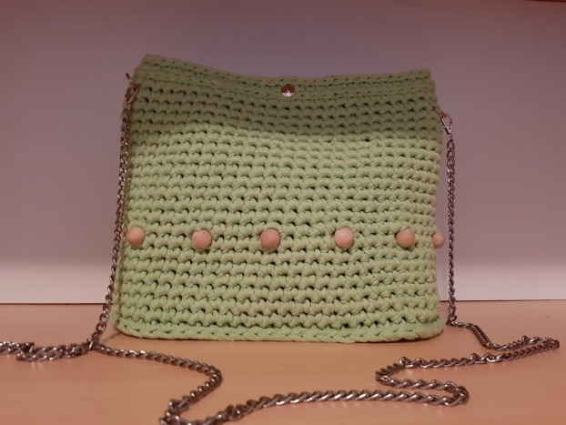 Nataša Širić s.p. Trg 2, 8280 Brestanica - Ročno kvačkana torbica, narejena iz recikliranega predelanega materiala, Dimenzija 28x12x24cm