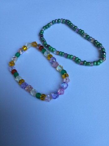2 pomladanski zapestnici - 2 zapestnici: Desno zelenkaste perlice in levo svetle, pomladanske perlice