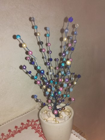 Drevesce za Adrijano - Wire tree z perlami različne barve: modra, bela, roza