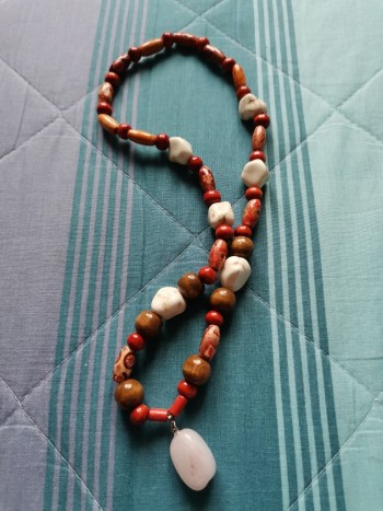 Ogrlica iz lesenih perlic - Perlice za ogrlico so večinoma lesene, vmes so bele kamnite.