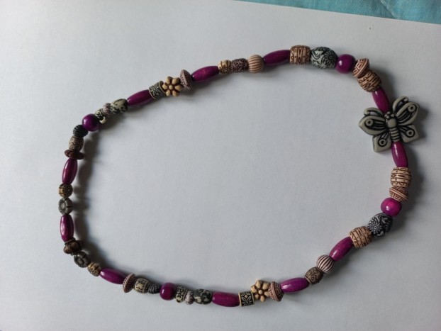 Etno ogrlica - Ogrlica sestavljena iz številnih različnih perlic, bolj v etno stilu