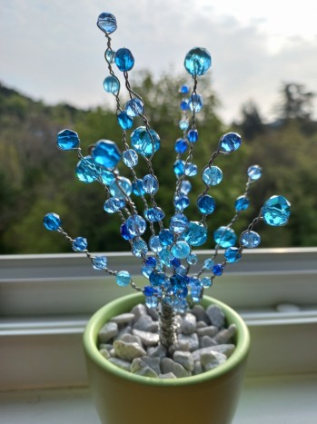 Drevo z modrimi kristalčki - Wire tree z modrimi kristalčki različnih odtenkov