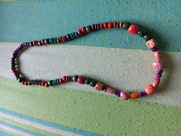 Ogrlica iz lesenih perlic - Ogrlica iz lesenih perlic, različnih barv in oblik ter velikosti
