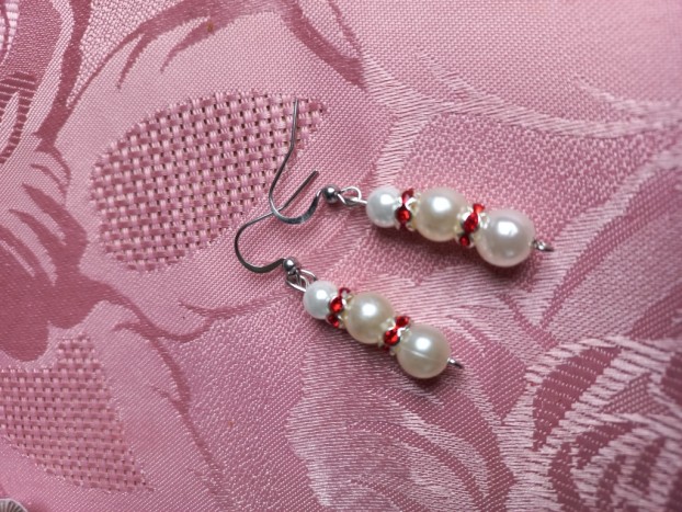 uhani 3 bele perle - Uhani z tremi belimi perlami, vmes so rdeče perlice