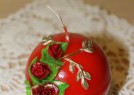 Rdeča kroglica s pozlatenimi vrtnicami