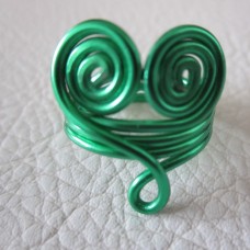 prstan srček iz temno zelene žice