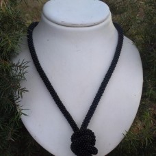 črna unikatno kvačkana ogrlica