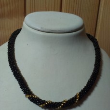 črno-zlata kombinacija unikatno kvačkane ogrlice,