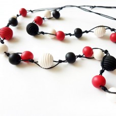 Dolga ogrlica - črna, bela in rdeča