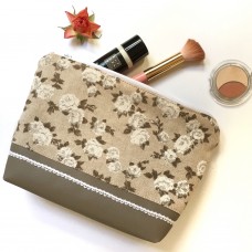 Rožasta kozmetična torbica s klekljano čipko