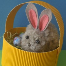 Velikonočna pozornost - zajček iz volne in filca v košarici iz valovite lepenke napolnjene s čokoladnimi jajčki