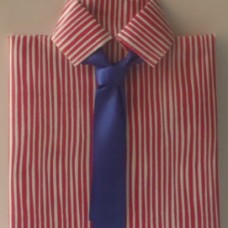 Darilo zavito v obliki srajce s kravato