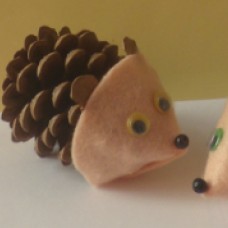 Jesenska dekoracija - ježka iz storžev in filca