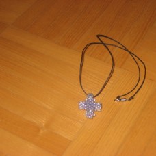 Ogrlica - srebrno bel mali križ