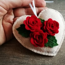 Dekorativni srček iz filca z rdečimi vrtnicami