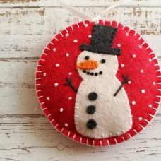 Božični okraski - snežak na rdečem ozadju